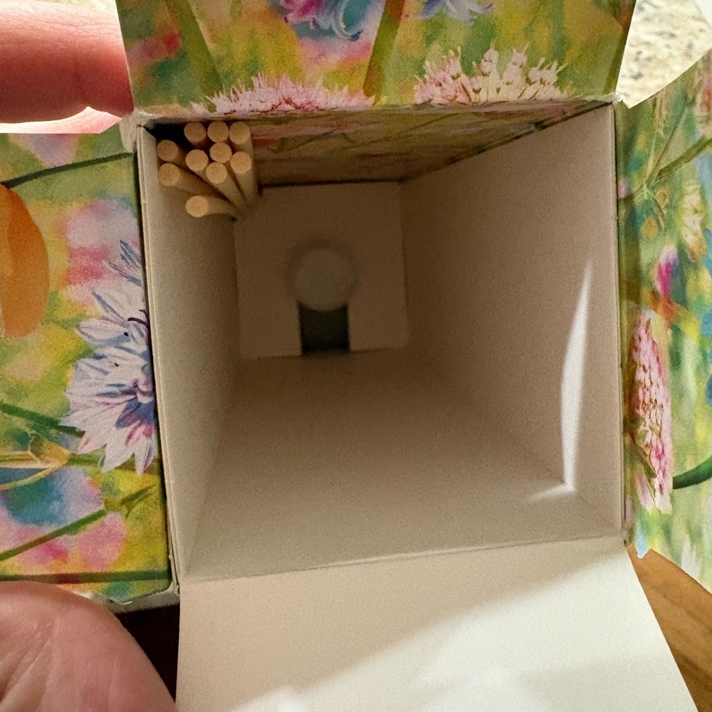 Voluspa Wildflowers Reed Diffuser - Picture 4 of 4